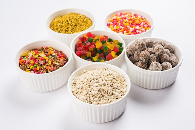 Photo indian variety of traditional mouth freshener in white ceramic bowls, selective focus