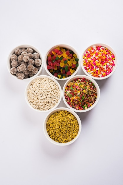 Photo indian variety of traditional mouth freshener in white ceramic bowls, selective focus