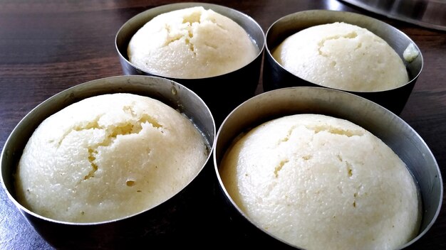 Colazione vegetariana indiana dei dolci di riso conosciuta come idli