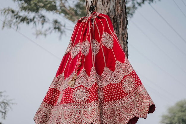 Foto un lehenga di nozze indiano per la sposa