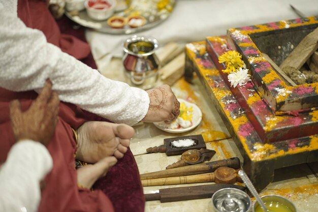 Foto matrimonio indiano e pre-matrimonio pooja oggetti rituali e mani da vicino