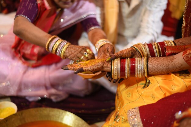 インドの結婚儀式 インドの伝統的な結婚儀式 ハディ・サグン・ハルディ