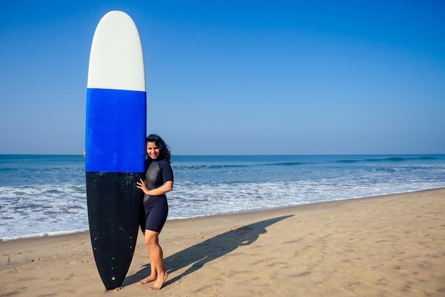 Donna indiana in muta da sub che trascorre del tempo al mare di goa