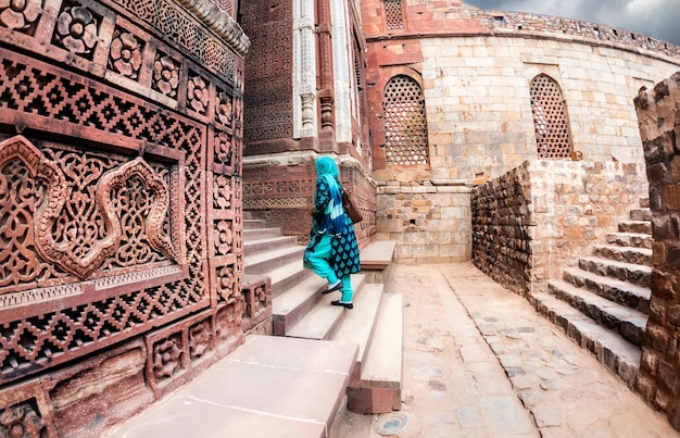 Qutub Minar 단지에 있는 인도 여성