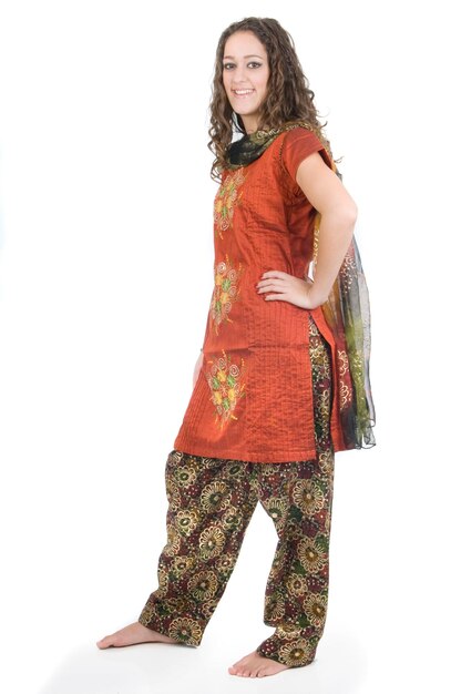 お祝いのお祝いや宗教的な行為のための伝統的なドレスを着たインドの女性