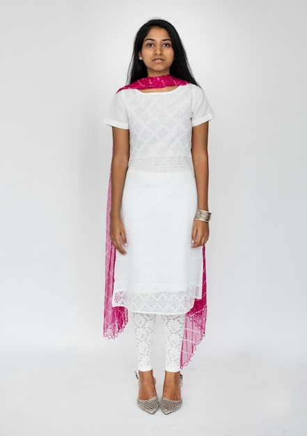 Photo indian woman in traditional dress studio portrait