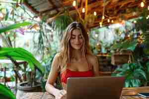 Photo indian woman using a laptop in the corporate open office