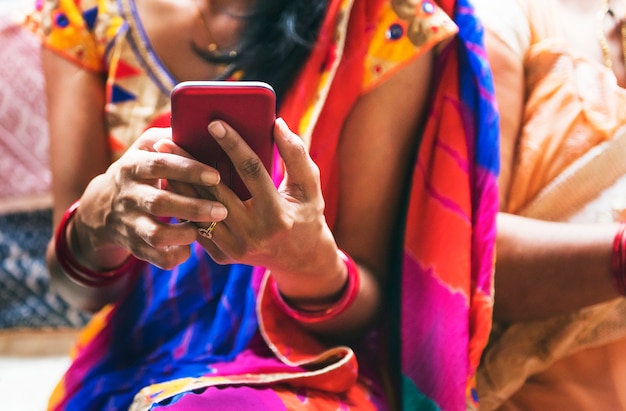 Photo indian woman using mobile phone