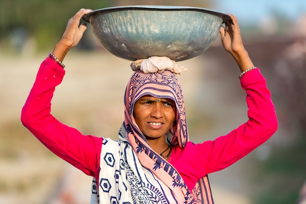 インド、アグラのインド人女性労働者