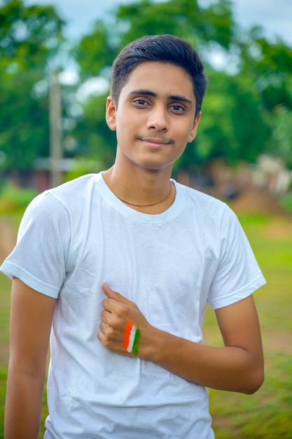 Photo indian young boy with the indian flag on his hand