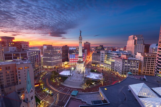 인디애나폴리스 (Indiana) 의 스카이 라인 (Skyline) 이 기념비 서클 (Monument Circle) 위에 있다.