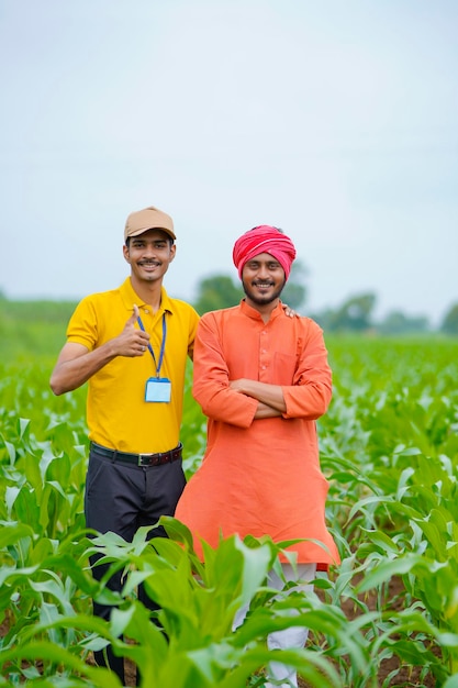 Indiase agronoom of bankier met boer op groen landbouwveld.