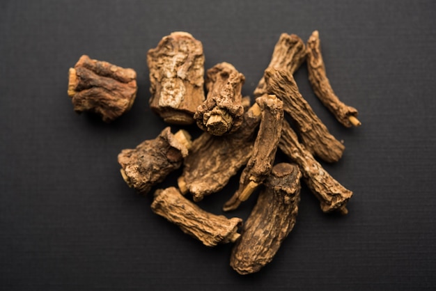 Indiase Ayurvedische Sarsaparilla, Hemidesmus indicus of Ananthamoola of Naruneendi of Nannari in gedroogde stoom en poeder