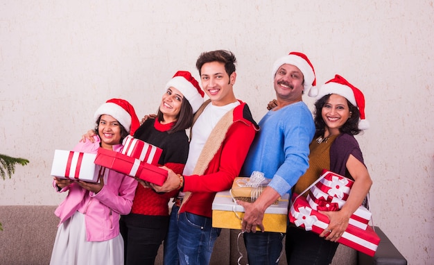 Indiase Aziatische jonge familie viert Kerstmis met cadeau terwijl ze Santa Hat dragen