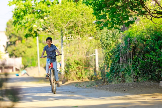 Indiase / Aziatische jongetje geniet van fietsen