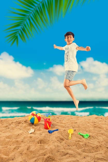 Indiase Aziatische schattige kinderen spelen op strandzand