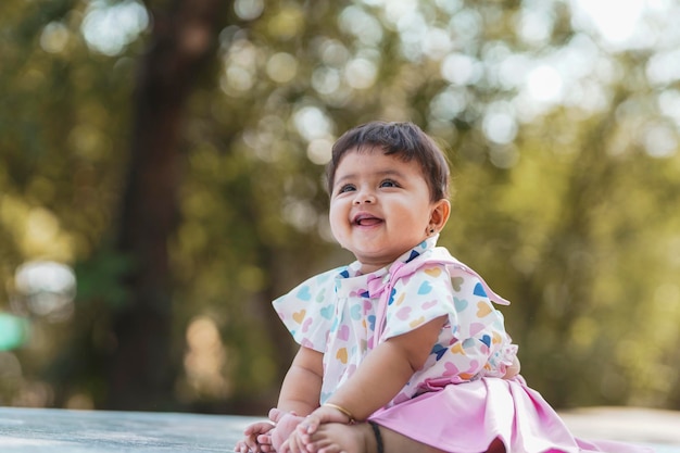 Indiase babymeisje lacht en geeft uitdrukking