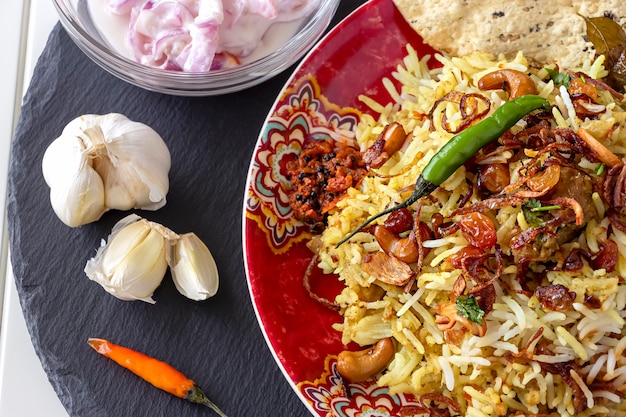 Indiase biryani met bijgerechten, knoflook en chili