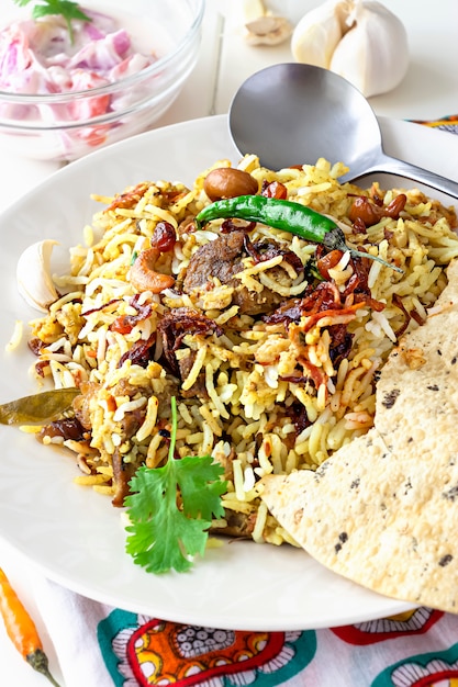 Indiase biryani met bijgerechten, knoflook en chili