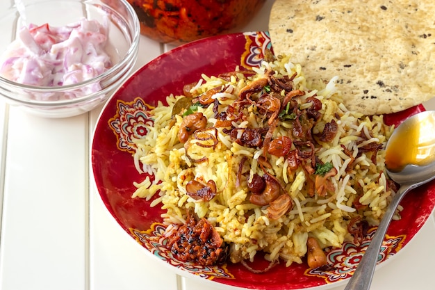 Indiase biryani met bijgerechten