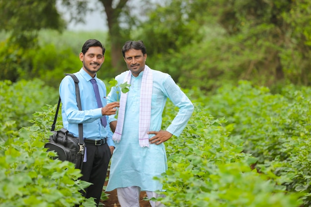 Indiase boer Bespreekt met agronoom op Farm en verzamelt wat informatie