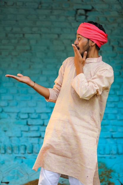 Foto indiase boer in traditionele kleding en die thuis schokkende uitdrukking geeft