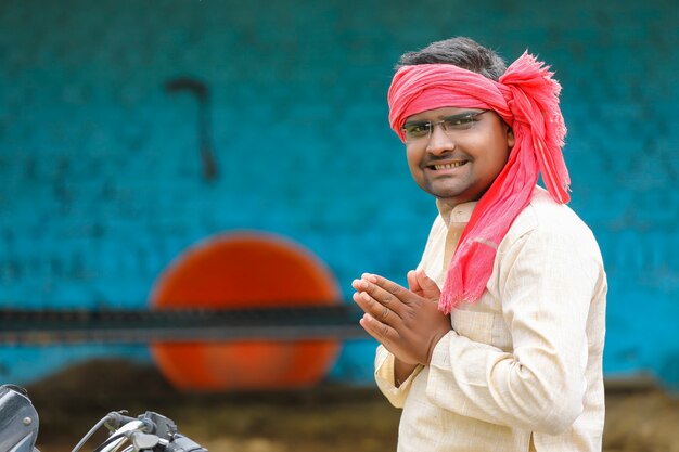 Indiase boer in traditionele kleding.