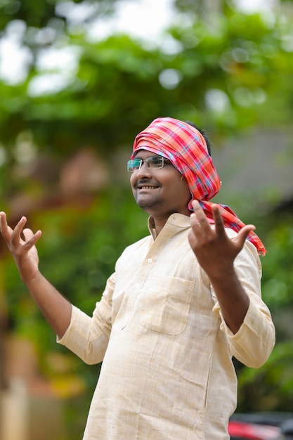 Indiase boer in traditionele kleding.