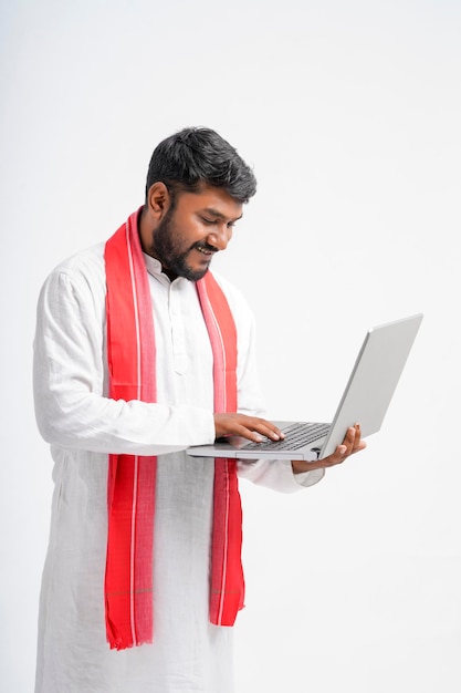 Indiase boer met behulp van laptop op witte achtergrond