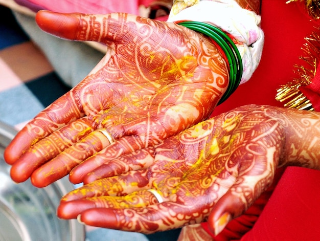 Indiase bruid die mehndi-tatoeages laat zien