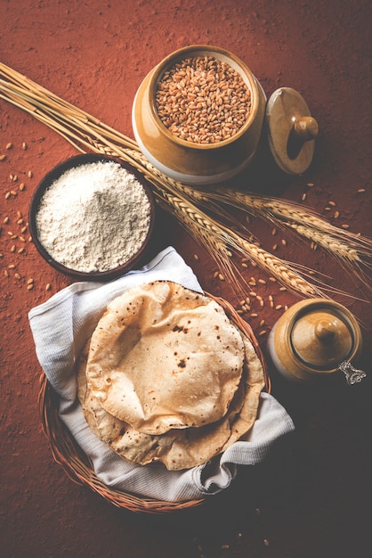 Indiase Chapati of Fulka of Gehu Roti met tarwekorrels op de achtergrond. Het is een gezond, vezelrijk traditioneel Noord- of Zuid-Indiaas eten, selectieve focus