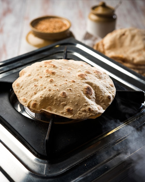 Indiase Chapati of Fulka of Gehu Roti met tarwekorrels op de achtergrond. Het is een gezond, vezelrijk traditioneel Noord- of Zuid-Indiaas eten, selectieve focus