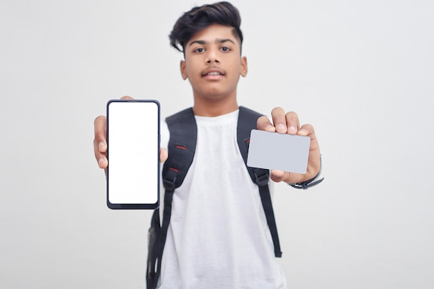 Indiase college student weergegeven: mobiel scherm en kaart op witte achtergrond.
