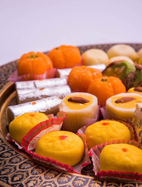 Indiase festival geassorteerde Sweet Food of mithai op witte achtergrond