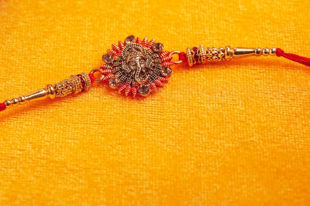 Indiase festival Raksha Bandhan Een traditionele Indiase polsband op gele achtergrond