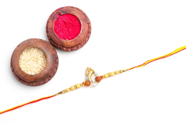 Indiase festival Raksha Bandhan Een traditionele Indiase polsband op witte achtergrond