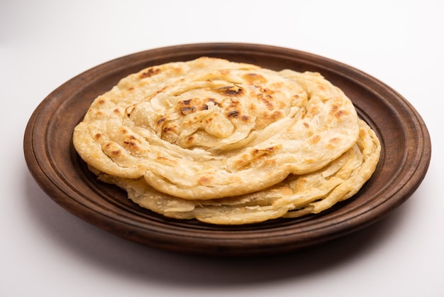 Indiase flatbread genaamd Laccha Paratha, gemaakt van lagen met tarwebloem of maida