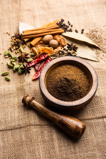 Indiase Garam masala poeder en kleurrijke kruiden. selectieve focus