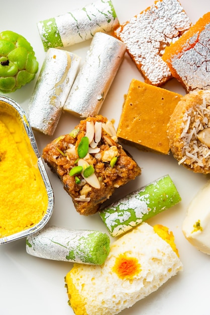 Indiase geassorteerde zoete mithai barfi in een groep