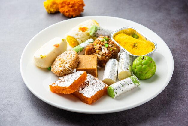 Indiase geassorteerde zoete mithai barfi in een groep