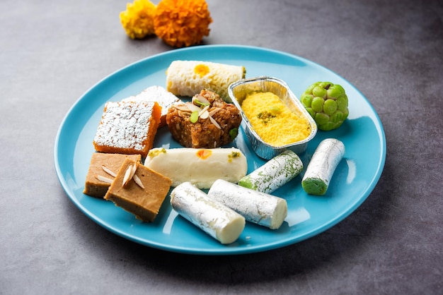 Indiase geassorteerde zoete mithai barfi in een groep