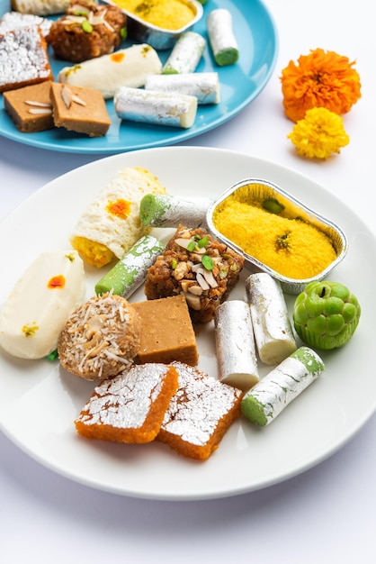 Indiase geassorteerde zoete mithai barfi in een groep