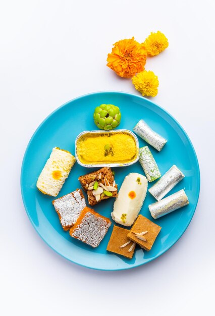 Indiase geassorteerde zoete mithai barfi in een groep