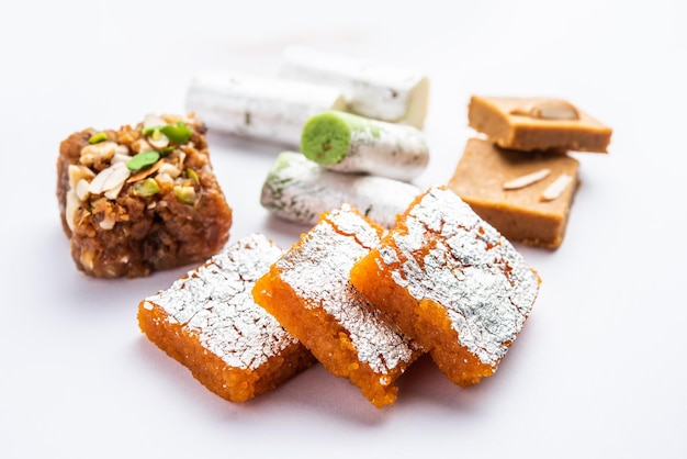 Indiase geassorteerde zoete mithai barfi in een groep