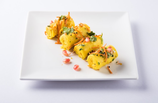 Indiase grammeelsnack genaamd Khandvi of suralichya vadya, selectieve focus