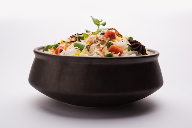 Indiase groentepulav of biryani gemaakt van basmatirijst, geserveerd in een terracotta schaal. selectieve focus