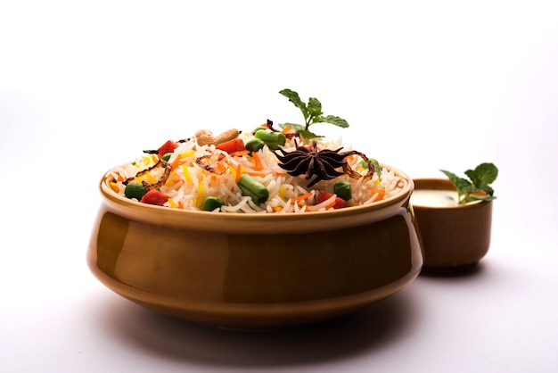 Indiase groentepulav of biryani gemaakt van basmatirijst, geserveerd in een terracotta schaal. selectieve focus