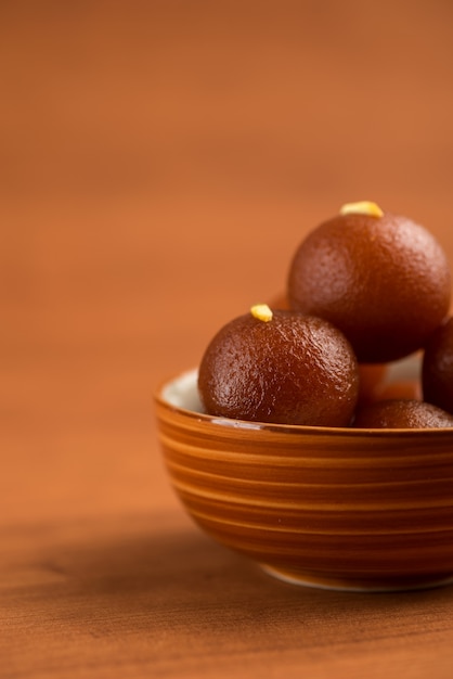 Indiase Gulab Jamun-cake in kom