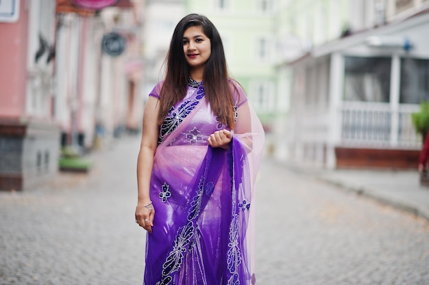 Indiase hindoe meisje bij traditionele violet saree geposeerd op straat