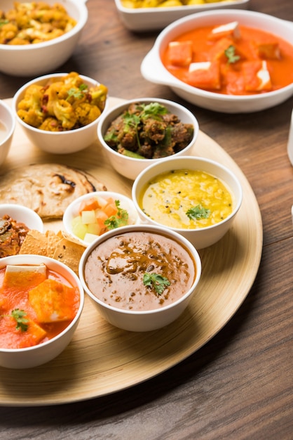 Indiase hindoe-vegetarische thali of voedselschotel, selectieve focus